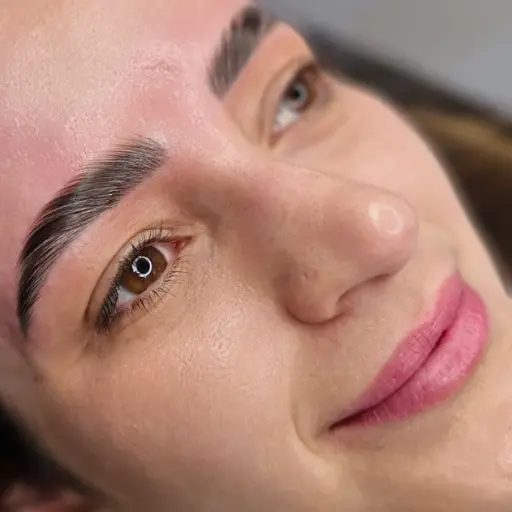 Brow lamination com arco elegante – design de sobrancelha personalizado em Moema