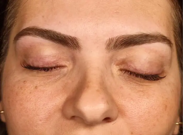 Design de sobrancelha com brow lamination – realce natural do olhar em São Paulo